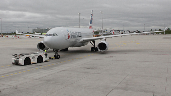 Pushback der A330-200 auf das Vorfeld: American Airlines: 20-j&auml;hriges Jubil&auml;um auf der Strecke M&uuml;nchen Philadelphia wurde am 23.05.2016 gefeiert (&copy;Foto. Marikka-Laila Maisel)